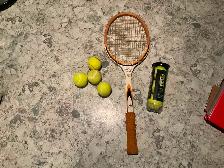 Raquette de tennis avec balles