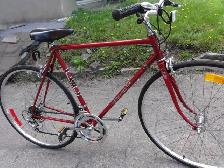 VÉLO FAVORIT DE ROUTE À GUIDON DROIT. QUALITÉ EUROPE.