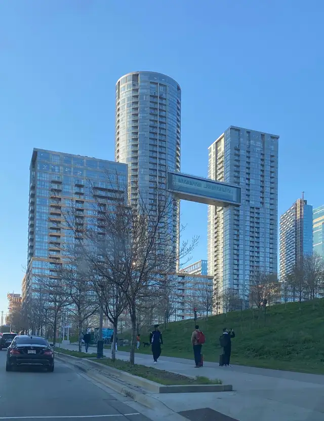 Stunning 1 BDRM w/Balcony, Parking, & Storage - DowntownToronto