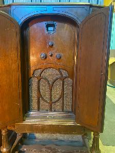 antique tube Radio in cabinet - Photo 2
