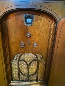 antique tube Radio in cabinet - Photo 3
