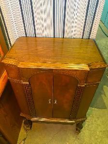 antique tube Radio in cabinet - Photo 4