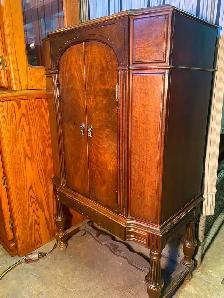 antique tube Radio in cabinet - Photo 5