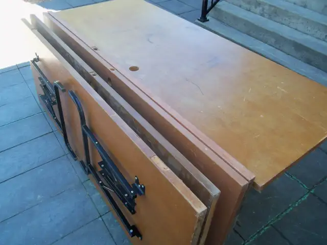 Lot de 5 tables en bois 100$ le lot