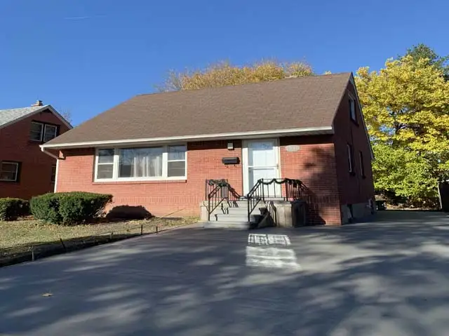 4Bed/ 2 Bath detached house from vicinity Ambassador plaza $2250