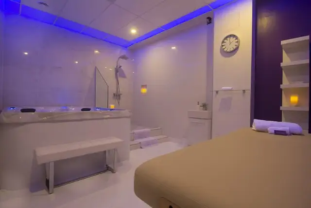 EXTREME MASSAGE IS HIRING/ON RECRUTE RECEPTIONNISTE