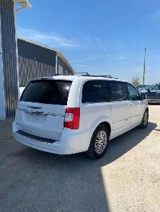 2014 Chrysler Town & Country Touring - Photo 5