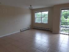 July, a 2-bdr apt, Heat, parking, elevator, clean and quiet apt - Photo 3
