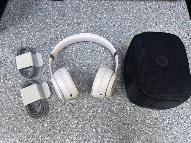 Beats Solo 4 Bluetooth Over Ear Headphones Pink With Case