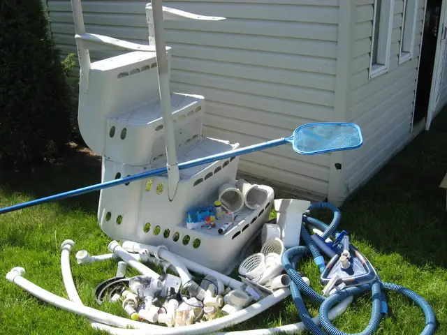 Escalier de piscine et lot de raccords