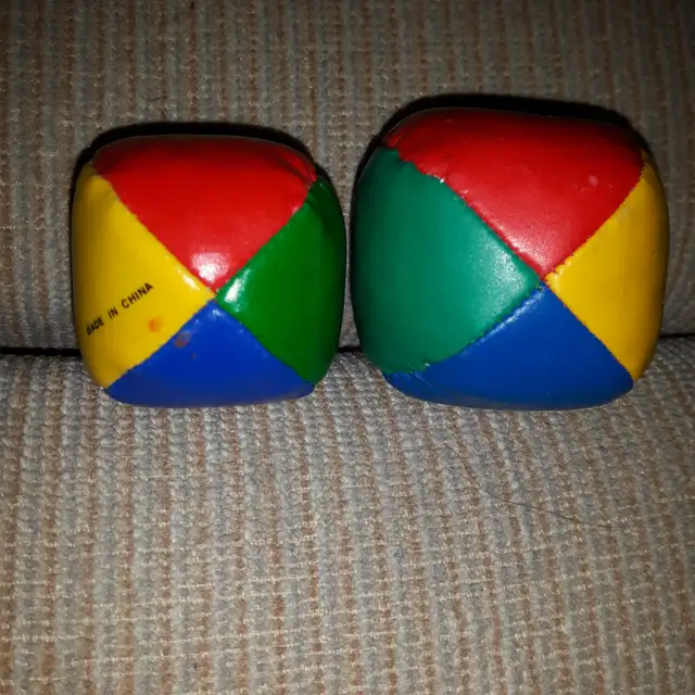 2 BALLES DE JONGLAGE EN VINYL ÉTAT NEUF: $2.50CH OU $5.00 LES 2