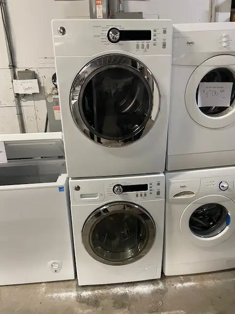 Mini laveuse sécheuse frontales blanches 24'' GE (remis a neuf)