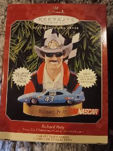 Hallmark Ornament Nascar Richard Petty with Exclusive Card
