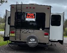 Half ton towable Cougar  5th wheel Trailer - Photo 3