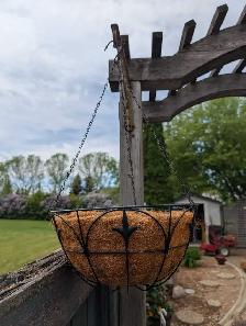4 black metal hanging baskets with coconut coir - Photo 9