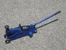 IT'S A CERTIFIED 2 TON CAPACITY TROLLY JACK FOR CARS OR SUV'S! - Photo 2