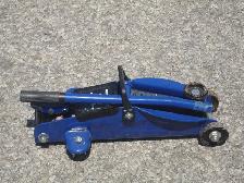 IT'S A CERTIFIED 2 TON CAPACITY TROLLY JACK FOR CARS OR SUV'S! - Photo 4