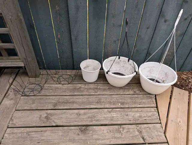Free miscellaneous plant pots/baskets