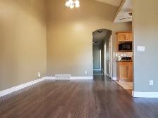 Beautiful Main Floor 3 bedroom and 2 bathroom for rent - Photo 2