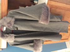 BEAU MANTEAU NEUF GRIS, LARGE FEMME, VALEUR DE $150.00: $25.00 - Photo 2