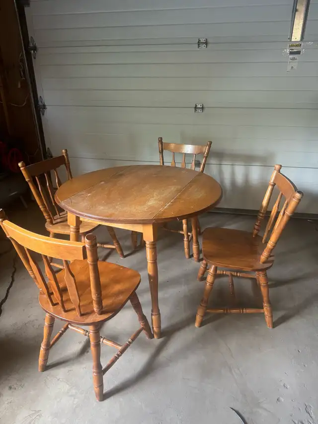 round foldable table   matching chairs X4