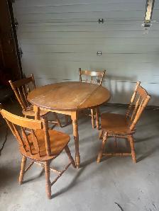 round foldable table   matching chairs X4