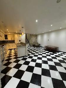 3 Beds, 1.5 Bath upper level house - Square One - Photo 3