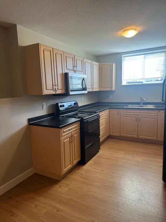 Clean & Modern 2 Bedroom Suite – Private Driveway & Laundry