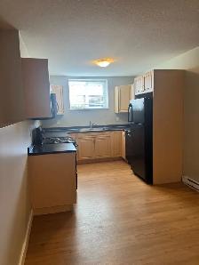 Clean & Modern 2 Bedroom Suite – Private Driveway & Laundry - Photo 2