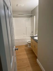 Clean & Modern 2 Bedroom Suite – Private Driveway & Laundry - Photo 6