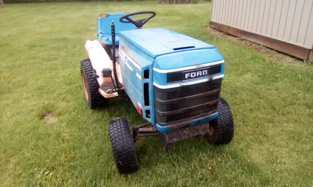 Vintage Ford LGT100 lawn tractor