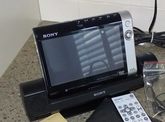 Sony D-VE7000S portable DVD/Cd player