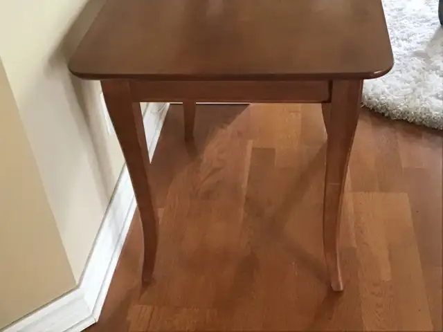 À VENDRE   TABLE DE BOUT (COIN)