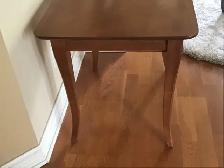 À VENDRE   TABLE DE BOUT (COIN)