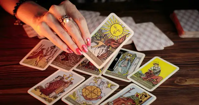 Voyance, Tarot, tirage de cartes
