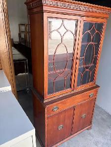 Free delivery Wooden antique China Cabinet with Glass Doors - Photo 2