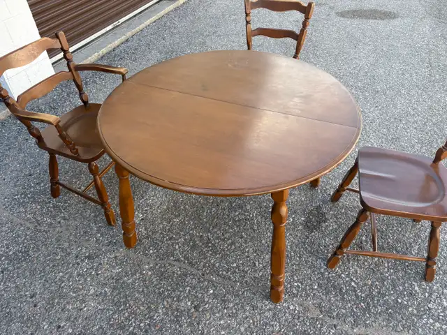 Free delivery used Round Drop Leaf Dining Table and 3 Chairs