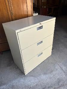 Free delivery used 3-Drawer Filing Cabinet - Photo 3