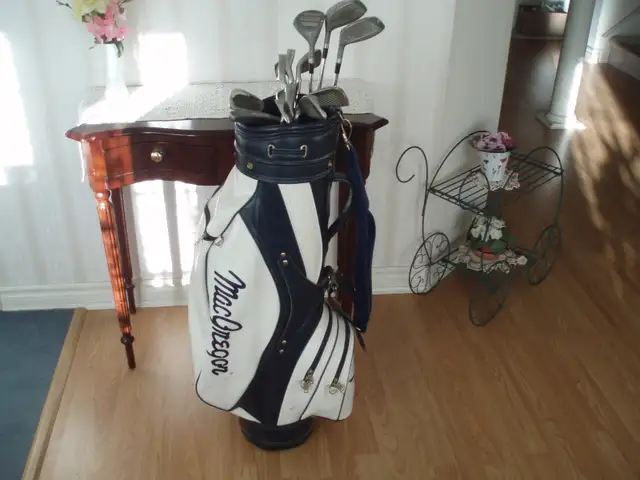 WOMEN'S GOLF CLUBS  -  COMPLETE SET UP  ( EXCELLENT CONDITION )