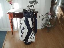 WOMEN'S GOLF CLUBS  -  COMPLETE SET UP  ( EXCELLENT CONDITION )