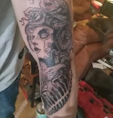 tattoo artist - Photo 2