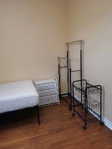 North York Bathurst/Steeles Close to York University rent female - Photo 4