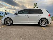 2017 Volkswagen Golf R - Photo 2