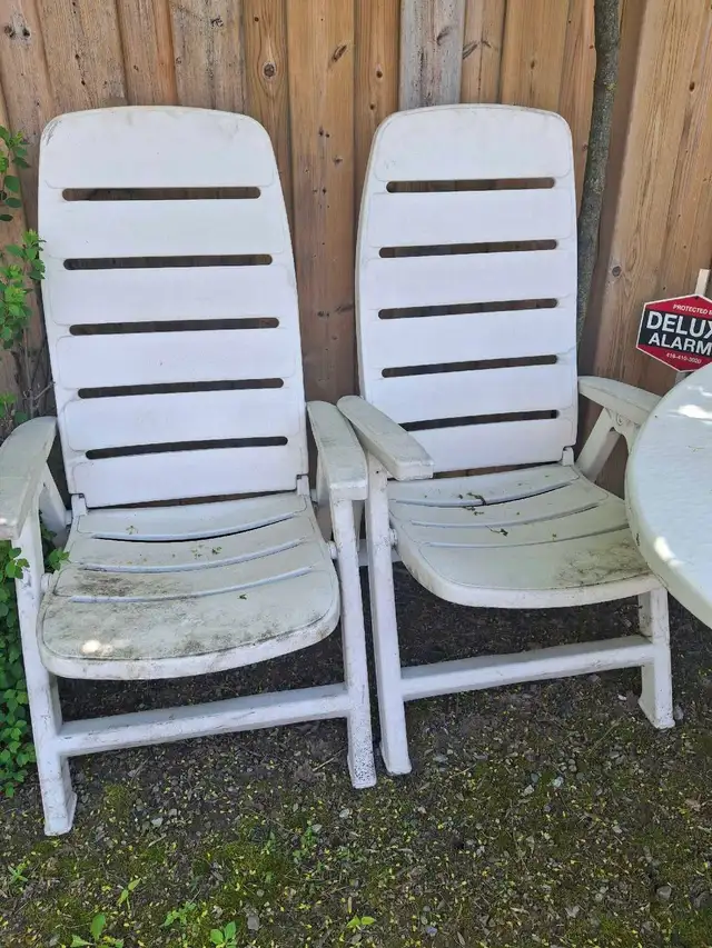 PATIO FOLDING CHAIRS