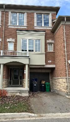 3 Bedroom Townhouse for Rent in Brampton (Steeles / Mavis)