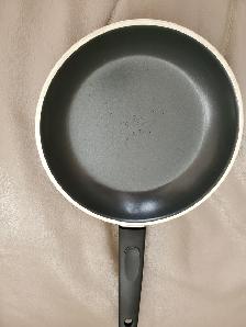 BELLE POELE EN TEFLON DE 8' DIAMÉTRE QUI A SERVIE UNE FOIS $5.00