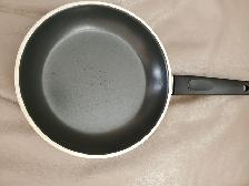 BELLE POELE EN TEFLON DE 8' DIAMÉTRE QUI A SERVIE UNE FOIS $5.00 - Photo 2