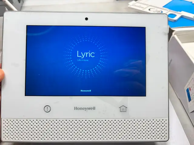LCP500-L Lyric® Controller Touchscreen Control Panel