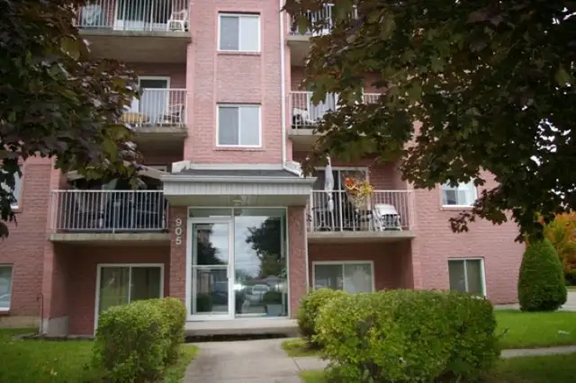 4 1/2 -2 balcons-petit immeuble-luxueux-juillet