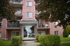 4 1/2 -2 balcons-petit immeuble-luxueux-juillet
